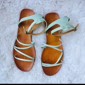 BAMBOO Green Strappy Flat Sandals Sz 10